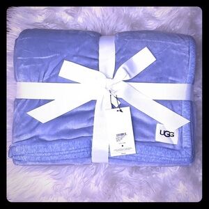**HP**UGG Baby Blue Duffield Throw II